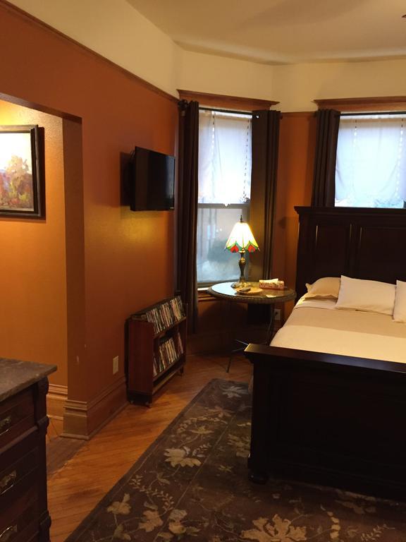 Burford House Suites Iowa City Bagian luar foto