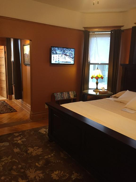 Burford House Suites Iowa City Bagian luar foto