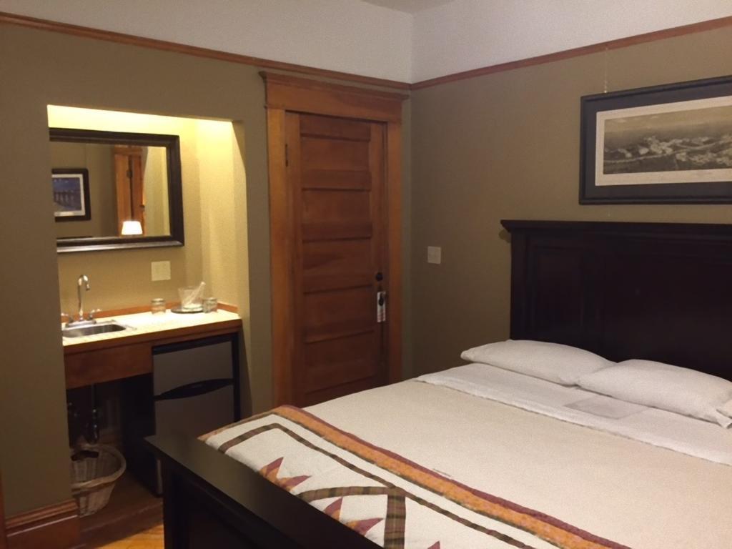 Burford House Suites Iowa City Bagian luar foto