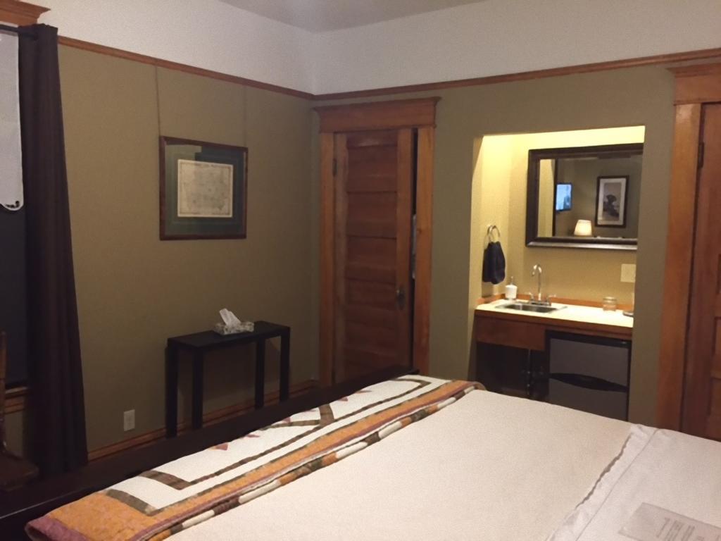 Burford House Suites Iowa City Bagian luar foto