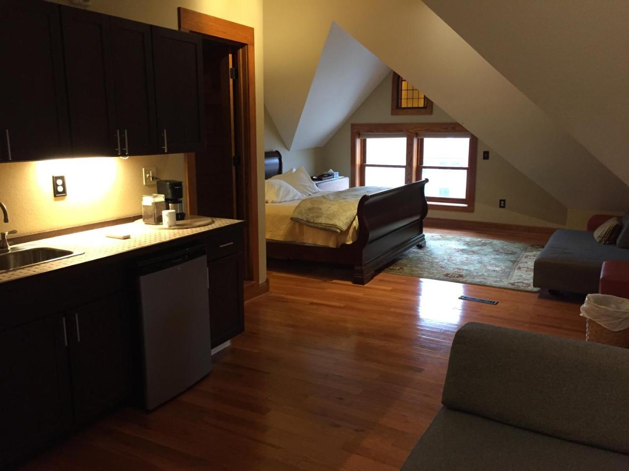 Burford House Suites Iowa City Bagian luar foto